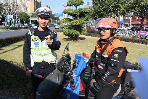 1【标题】交警街头送“安全指南” 筑牢电动车骑行防护网 (1)~1.jpg