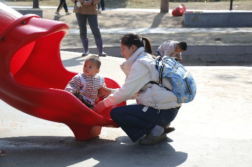 2【标题】众多市民乘坐地铁到大朗公园游玩 (1)~1.jpg