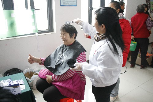 2【标题】圣堂社区开展助老便民服务活动 (3).jpg