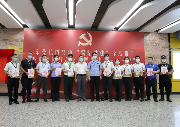 参会领导为东代表赠送宣传手册.jpg