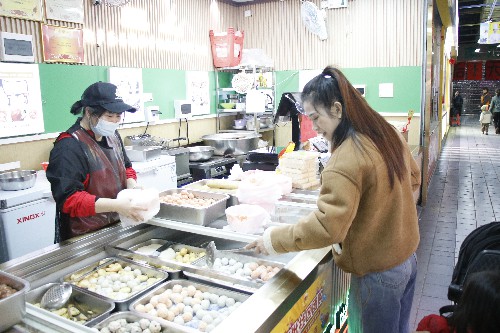 3【标题】天气寒冷 “火锅菜”热销 (10)~1.jpg