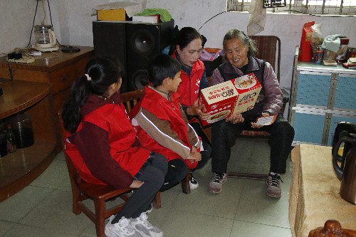 3【标题】大朗开展金晖助老春节关爱长者活动  (5)~1.jpg