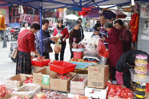 3【标题】春节将至 年货街热闹非凡 (9)~1.jpg