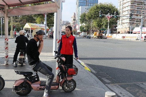 2【标题】交通劝导 引导文明出行 (3)~1.jpg