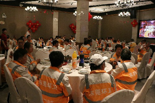 2【标题】暖胃更暖心 湘阁里辣爱心团圆宴致敬大朗“城市美容师” (1)~3.jpg