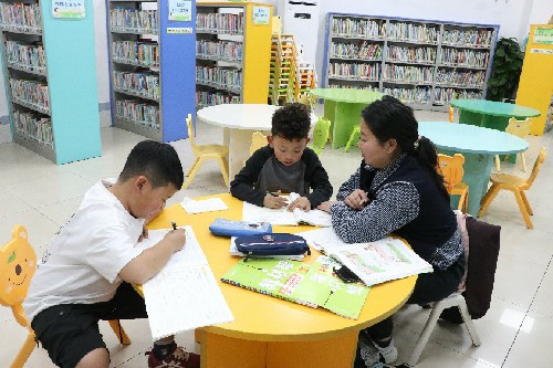 3【标题】寒假到图书馆“充电” 静享书香好时光 (3)~2.jpg