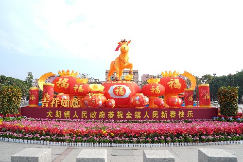 1【标题】大朗街头年味拉满！灯笼高挂装饰上新0 (2)~2.jpg