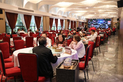 3【标题】春节期间早茶生意红火 (1)~1.jpg