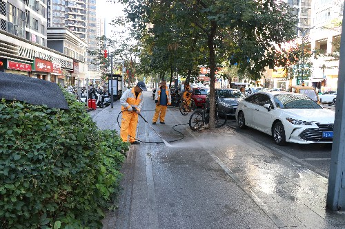 1【标题】环卫工人坚守岗位 为市民营造“干净年” (1)~1.jpg