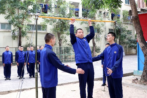 1【标题】消防员用坚守诠释劳动最光荣 (2)~1.jpg