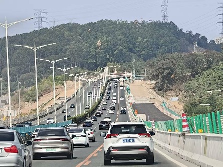 2【标题】春节假期返程高峰来临 高速车流量明显增加 (2)~1.jpg