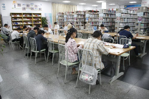 2【标题】春节假期市民不忘到图书馆“充电” (3)~1.jpg