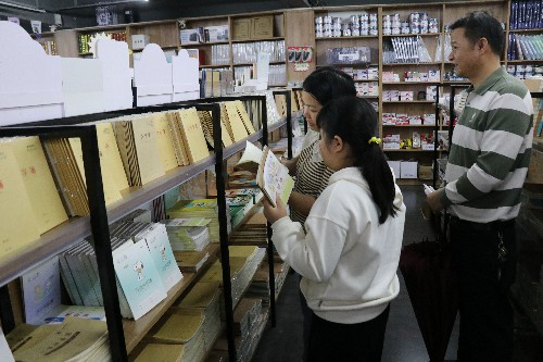 2【标题】开学经济升温 文具用品热销 (3)~1.jpg