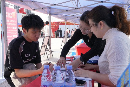 1【标题】大朗镇举行“南粤春暖”现场招聘会 (1)~1.jpg