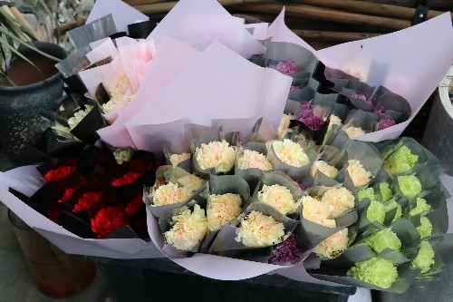 3【标题】“三八”临近 花店备货忙~1.jpg