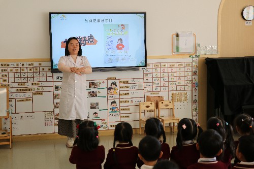 3【标题】大朗镇各幼儿园多举措筑牢诺如病毒防护网 (5)~1.jpg