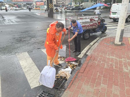 2【标题】雨后清淤忙 护城市整洁 (1)~1.jpg