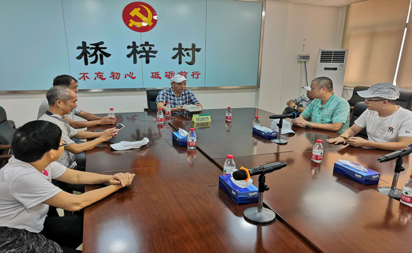 市供销社改制企业联合党支部组织学习《习近平谈治国理政》第三卷。