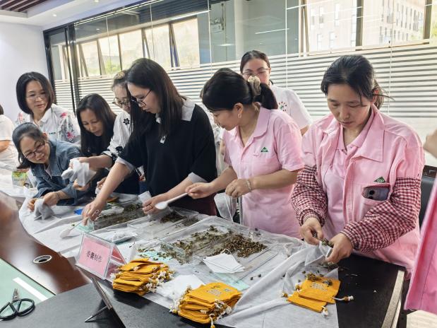 三月春风暖,正是服务时.docx_2