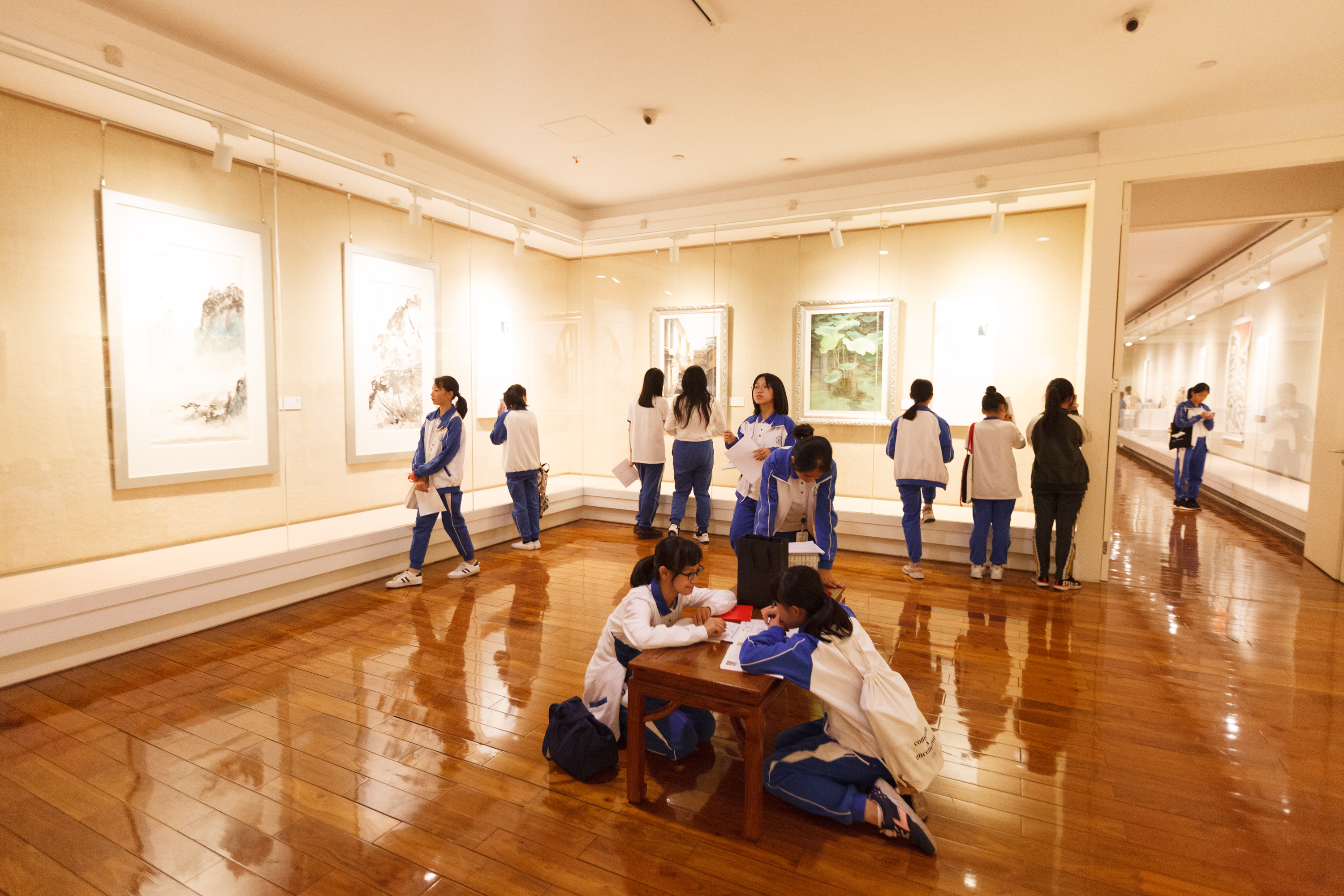 11月19日,东莞中学初中部初一学生到莞城美术馆参观正在展出的"时代