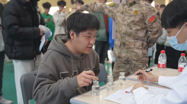 厚街：300多名适龄青年接受征兵体检.jpg