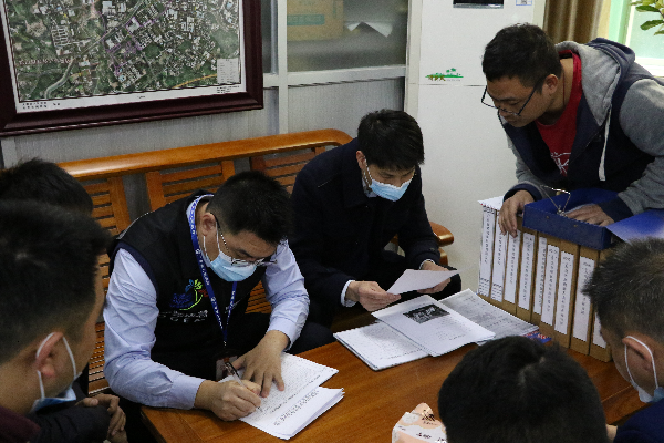 1月18日,大朗应急管理分局副局长叶浩宁率队到蔡边村,通过听取汇报
