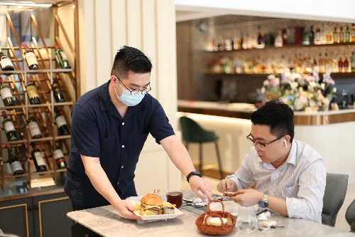 1【标题】95后创业小哥：只因热爱 愿迎万难 (2)~1.jpg