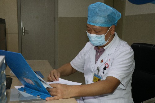 2【标题】宋海良：“医”路相传 “医”心奋进 (2)~1.jpg