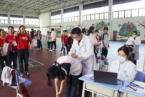 4【标题】大朗镇启动青少年脊柱侧弯筛查 近万名学生将受益.JPG