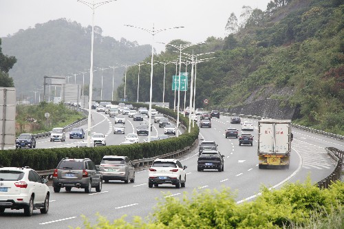 3【标题】高速免费首日 车流明显增加 (1)~1.jpg