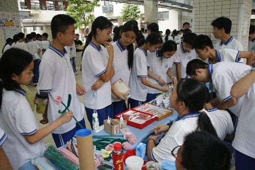 3【标题】松湖朗中开展“心耕春田，爱满松朗”爱心义卖活动 (9)~1.jpg