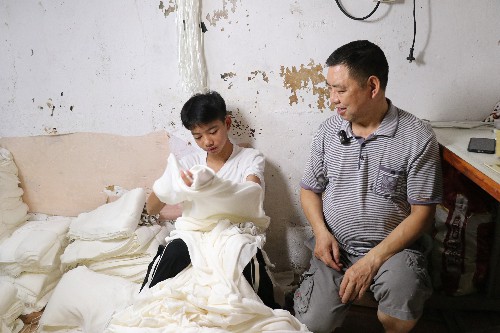 1【标题】跨越1500公里与家人团聚的“小候鸟” (2)~1.jpg