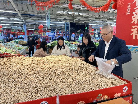 3【标题】年货市场迎销售高峰 商超备货充足年味渐浓 (8)~2.jpg