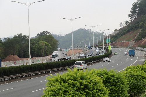 2【标题】高速免费首日&nbsp;道路较畅顺 (1)~1.jpg