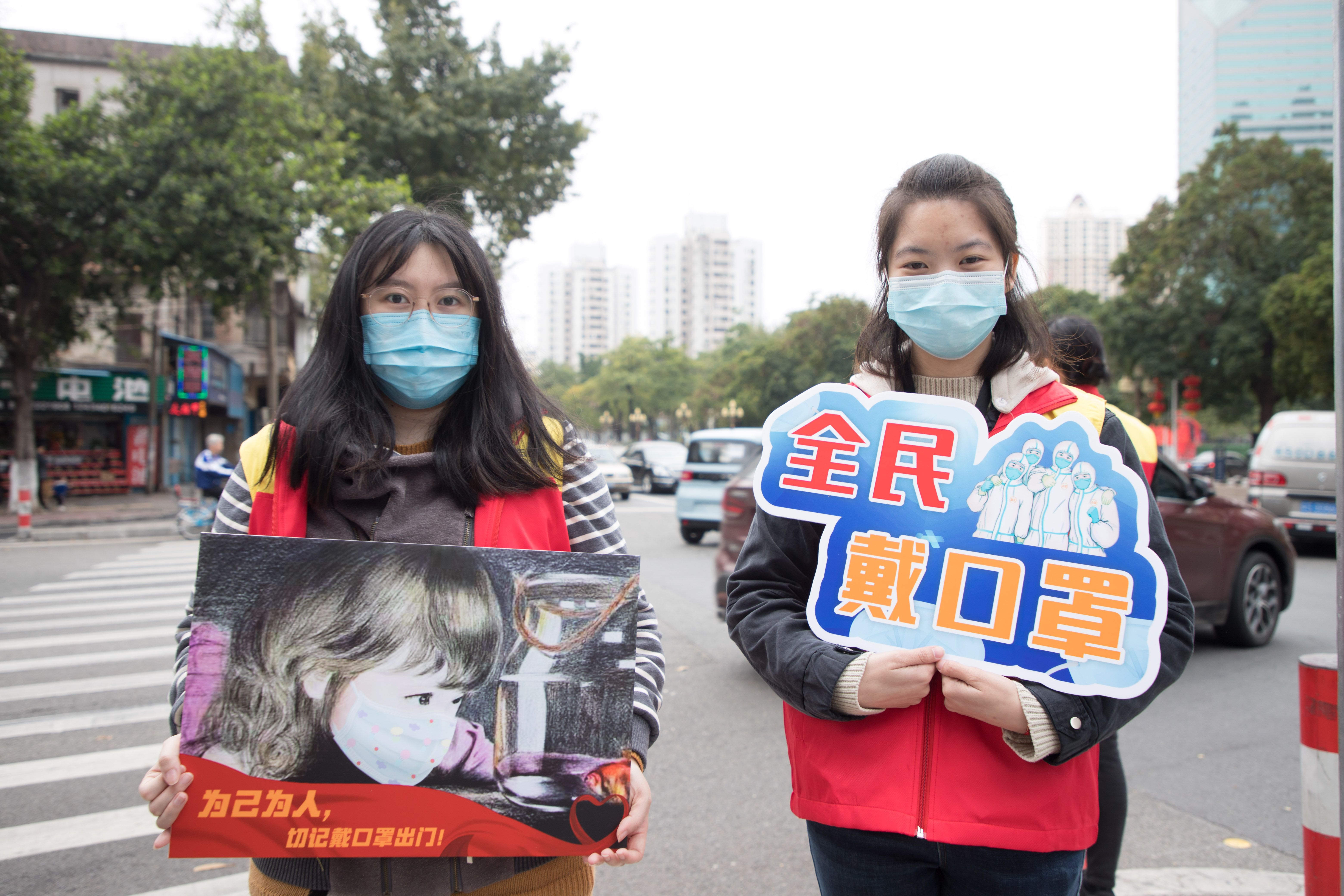 莞城开展"全民戴口罩"暨文明交通劝导志愿服务活动