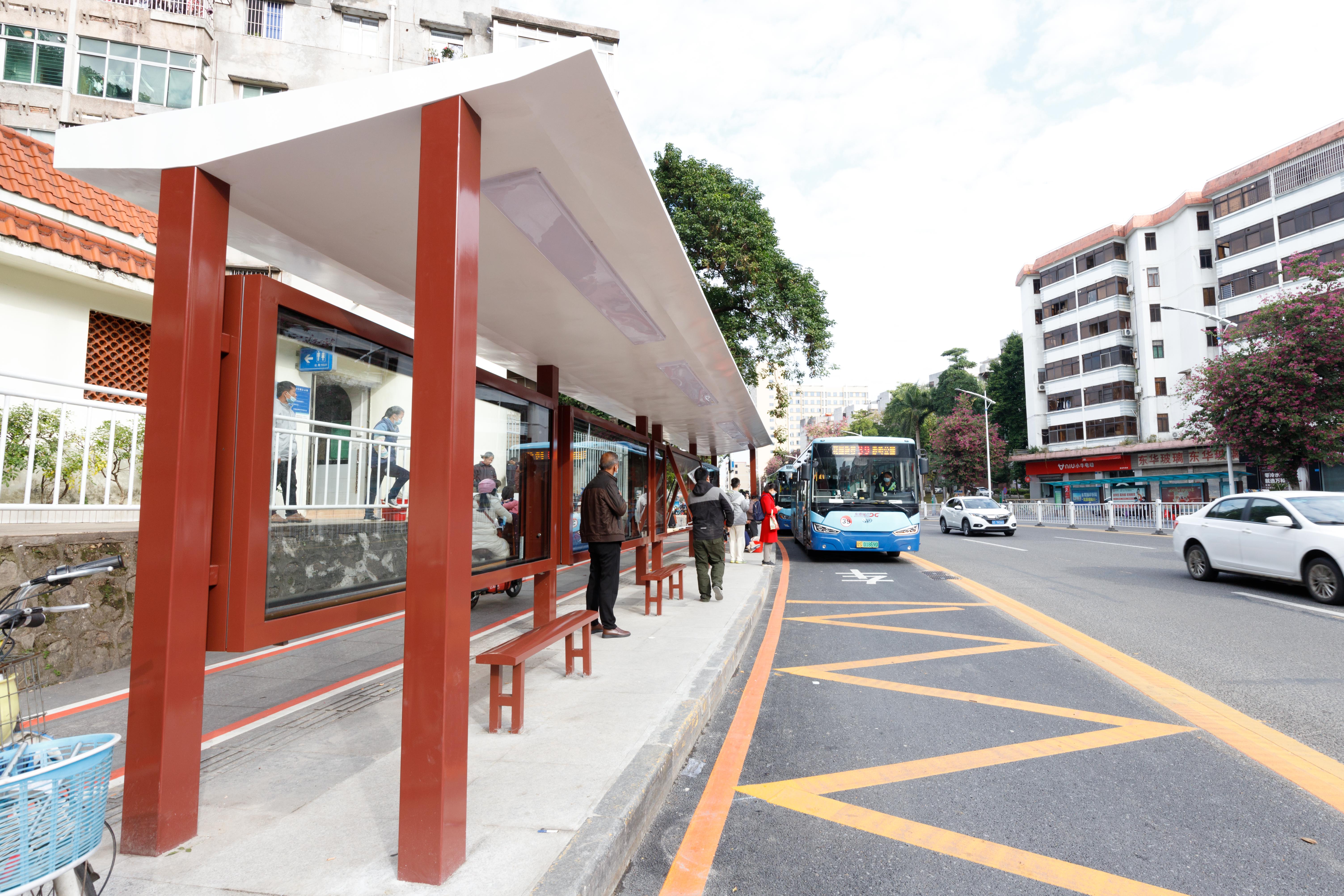 2021年11月,莞城对步步高东(往白沙塘方向)公交站台进行港湾式改造