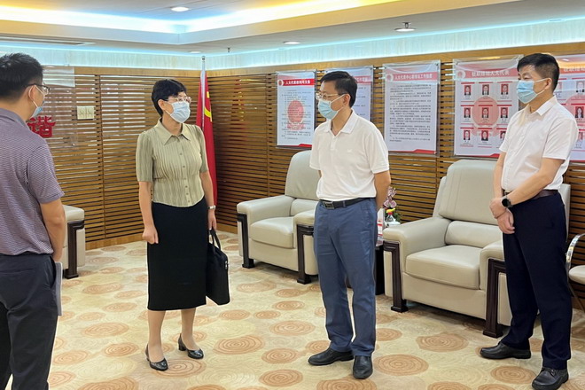 当天上午,黄薇一行首先到常平镇人大代表中心联络站,实地了解该站建设