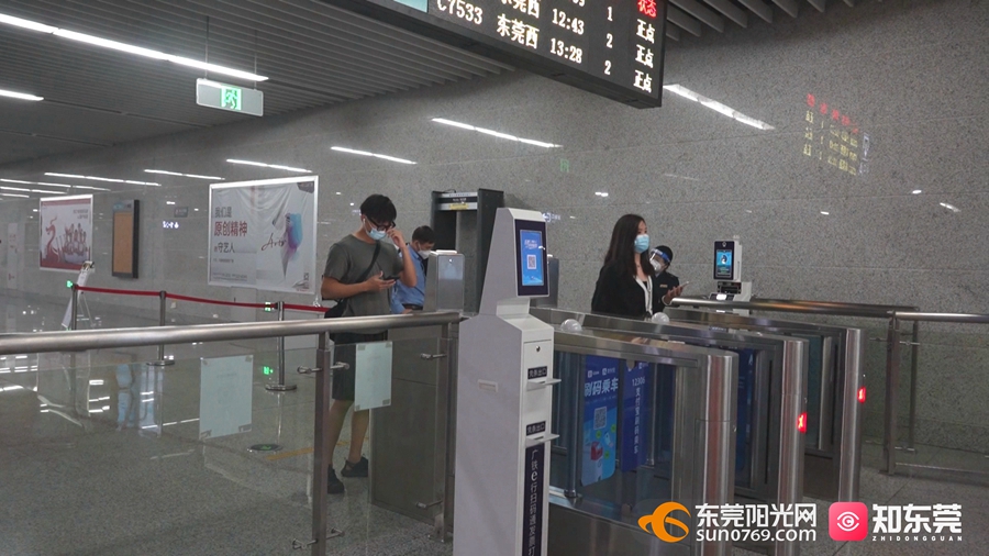 出站都要经过严格的防疫要求.jpg