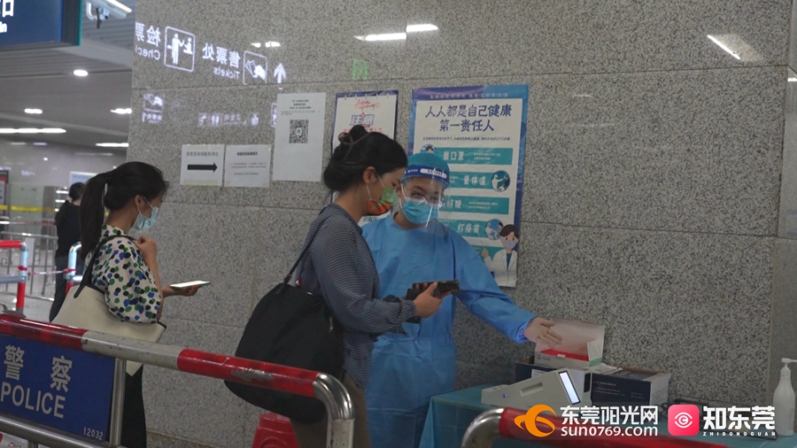 旅客有序扫码进行核酸采样.jpg