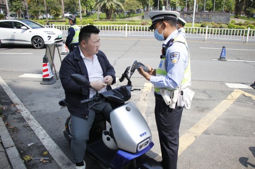 格式工厂【网站微信】大朗严查非机动车违法行为4.jpg