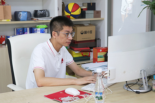 2【网站微信】青春为笔 篮球为墨——陈浩良：以青年担当绘就大朗发展新图景.JPG