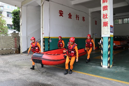 1【网站】消防员用坚守诠释“劳动最光荣” (3)~1.jpg