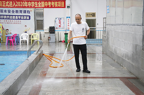 【网站】大朗各泳池严把卫生安全关.JPG