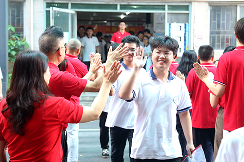 【标题】击掌壮行,红衣送考——大朗镇领导师生为高考学子加油鼓劲.JPG