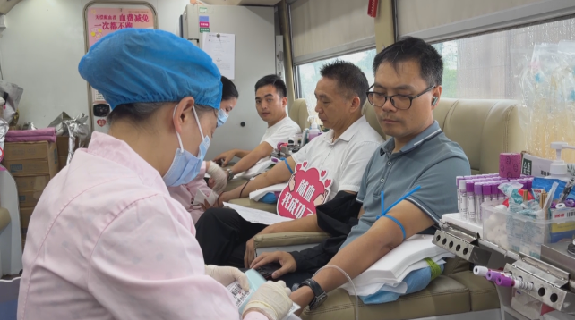 厚街：干部职工踊跃献血 用真情为生命“加油”.png