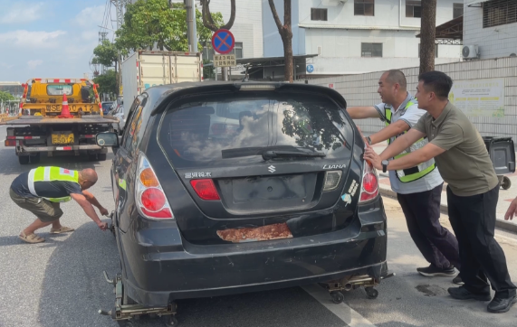 厚街启动“僵尸车”清理 占道车辆被拖移.png