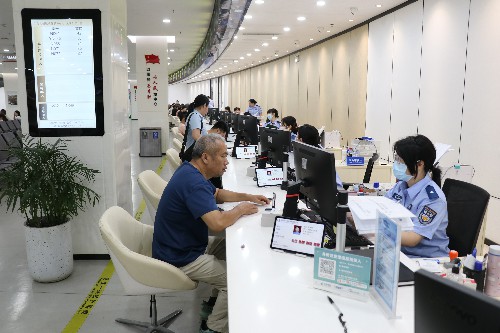 1【网站】延时服务解民忧 暑期办证不用愁 (3)~1.jpg