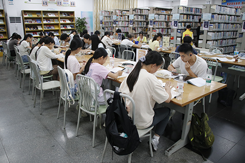 2【网站】暑假到图书馆“充电” 静享书香好时光.JPG