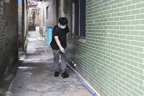 3【网站】雨后积极消杀除积水 全力开展灭蚊防蚊行动.JPG