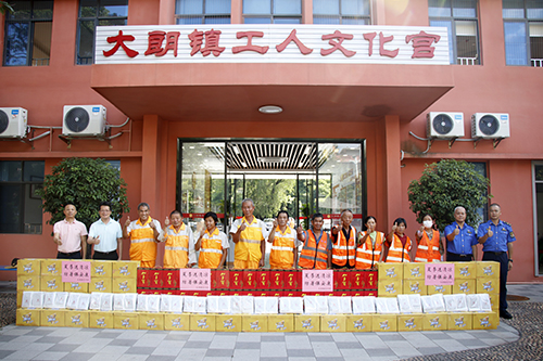 1【网站】镇总工会开展夏季送清凉活动.JPG